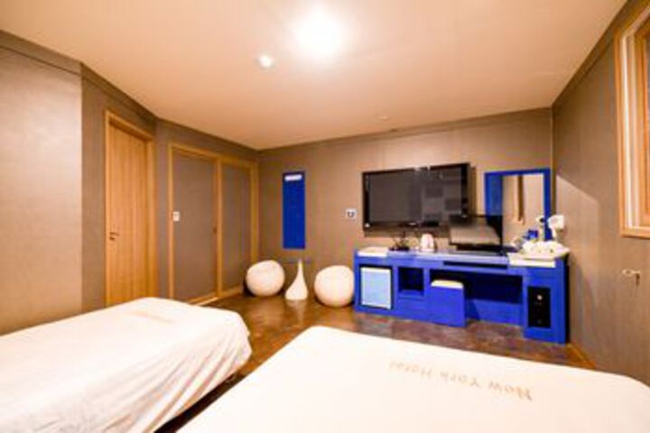 Room 11 of 18