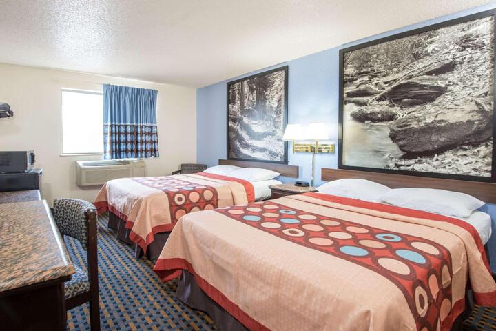 1 Queen Bed (1 of 12)
