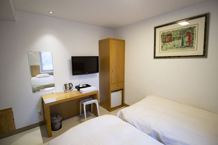 Room 6 of 44