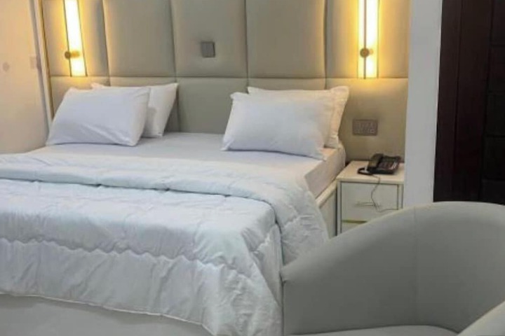 Room 6 of 15