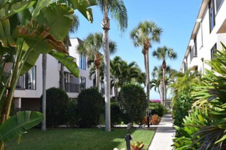 Hotel Exterior 10 of 30