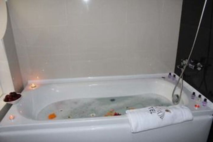 Deep Soaking Bathtub