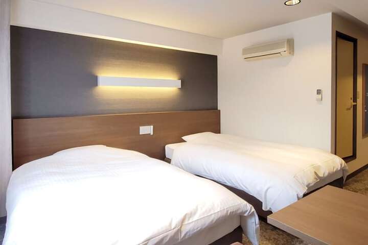 Room 8 of 34