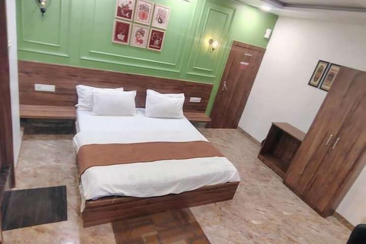 Room 6 of 10