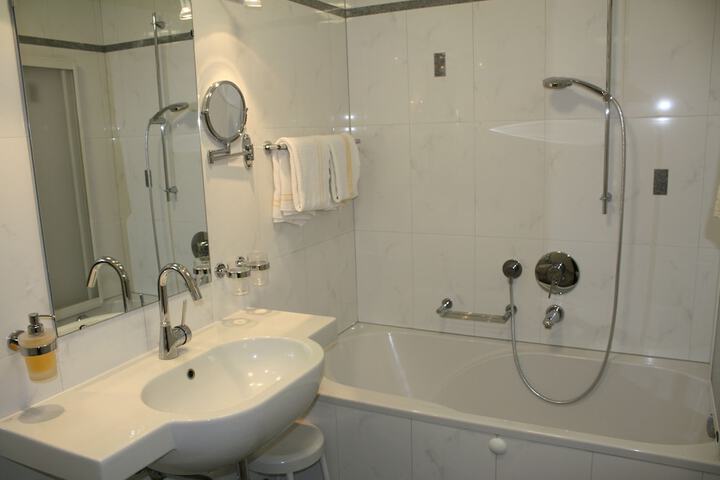 Room 12 of 37