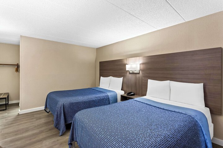 2 Double Beds (9 of 12)