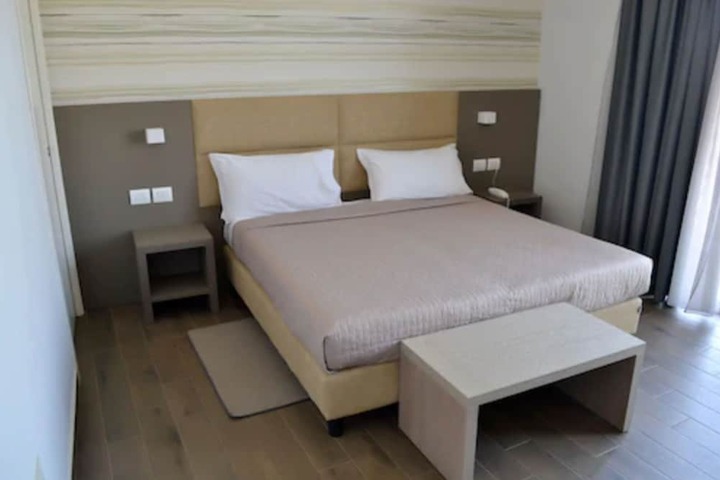 Room 14 of 33