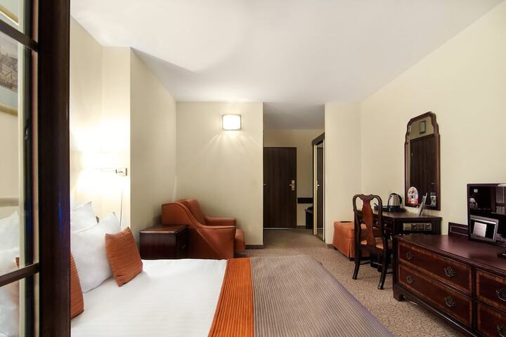 Room 3 of 62