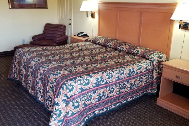 Classic Room 1 King Bed (1 of 6)