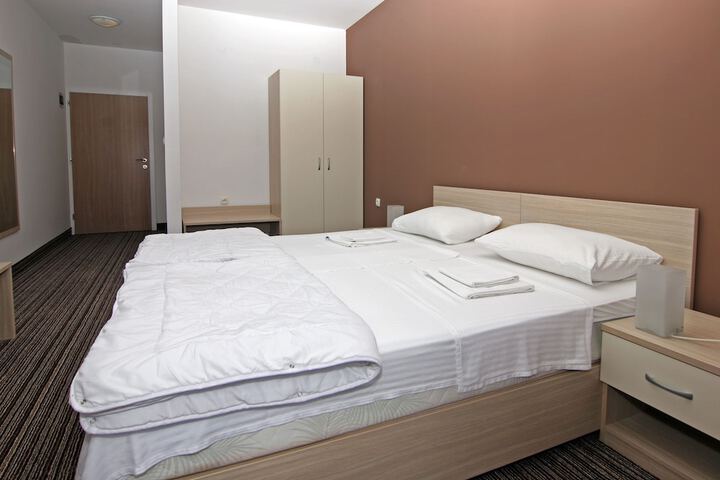 Room 6 of 42