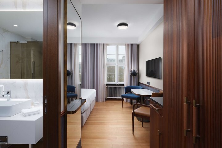 Room 42 of 132