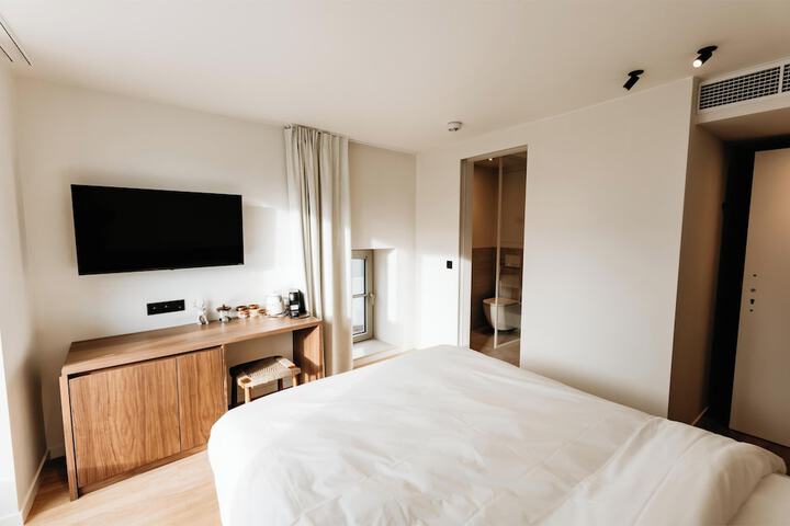 Room 6 of 96