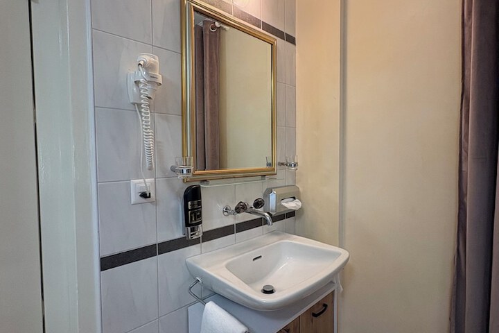 Room 211 of 266