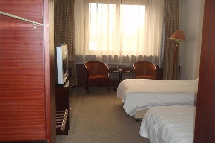 Room 5 of 9