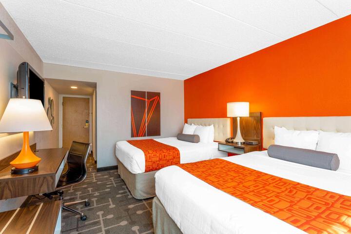 1 Queen Bed (3 of 16)