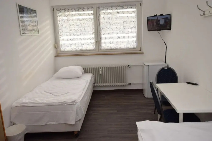 Room 5 of 12