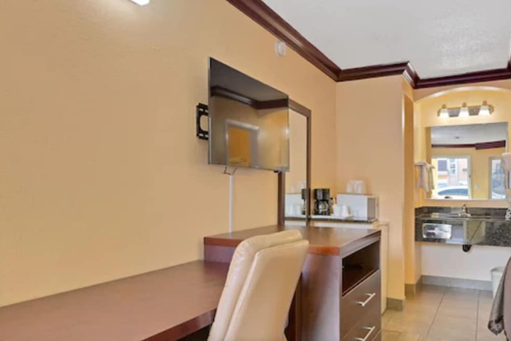 Standard Room, King or Two Doubles (4 of 9)