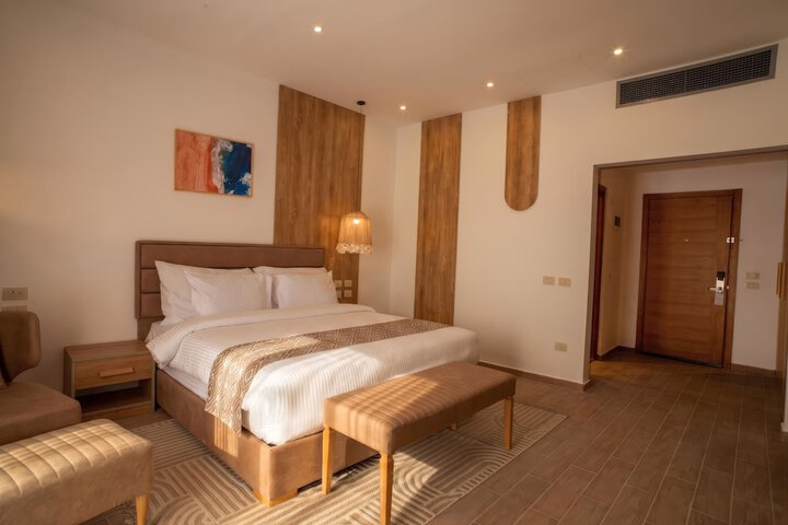 Room 28 of 146