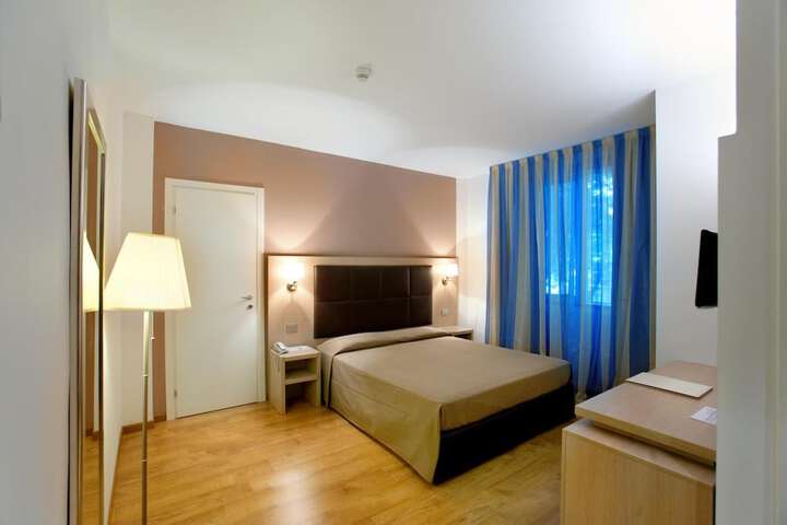 Room 9 of 18