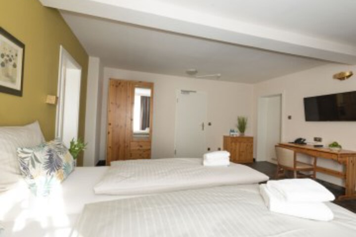 Room 11 of 36