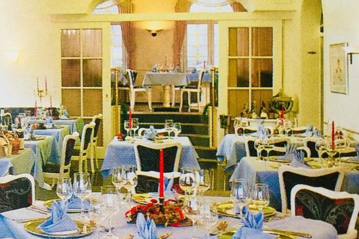 Dining 16 of 17