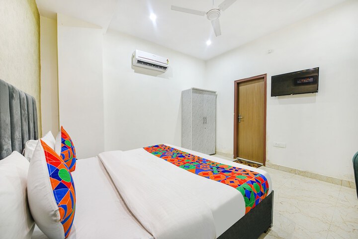 Room 10 of 32