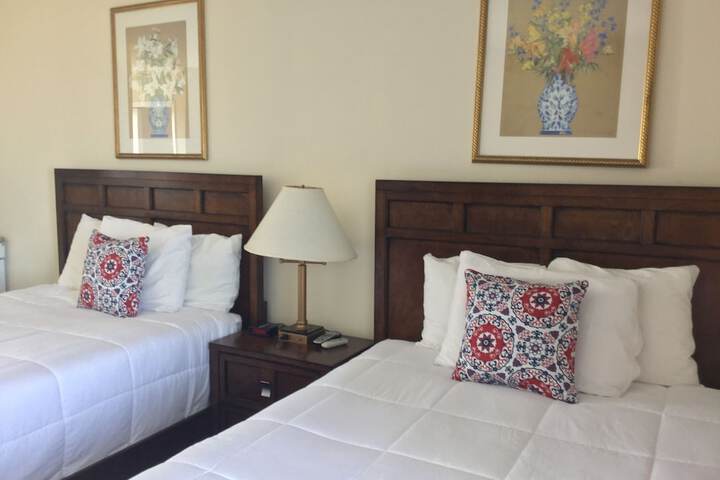 Value Room 1 Queen Bed (26 of 26)