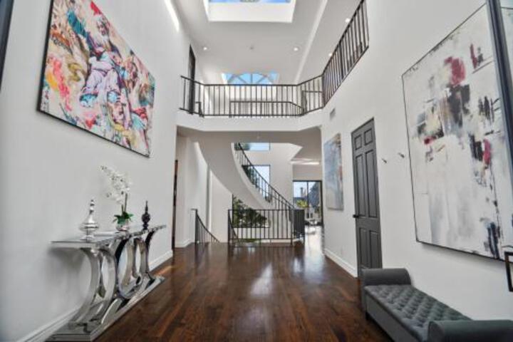 Villa Alana in Los Angeles, CA