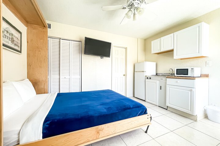 Studio Queen Bed (4 of 7)