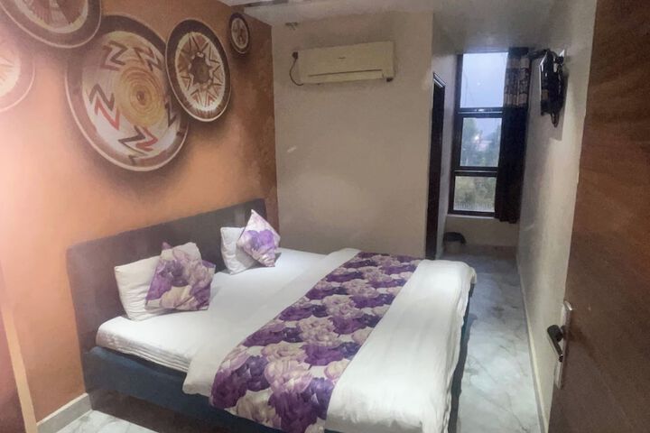 Room 10 of 18