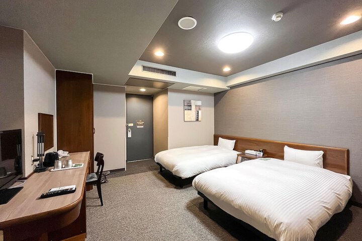 Room 5 of 16