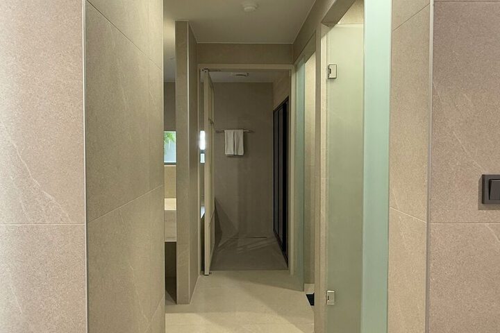 Room 32 of 37