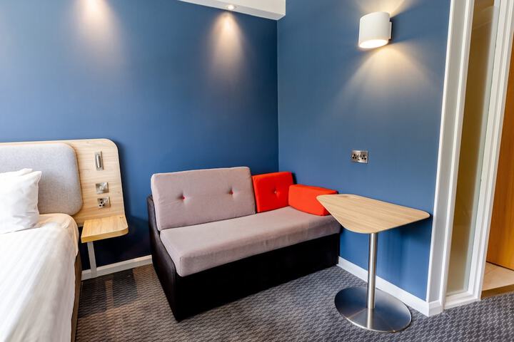 Room 13 of 32