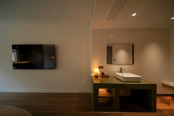 Room 33 of 62