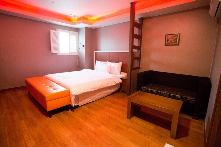 Room 10 of 38