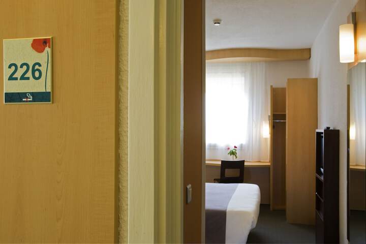 Room 3 of 38