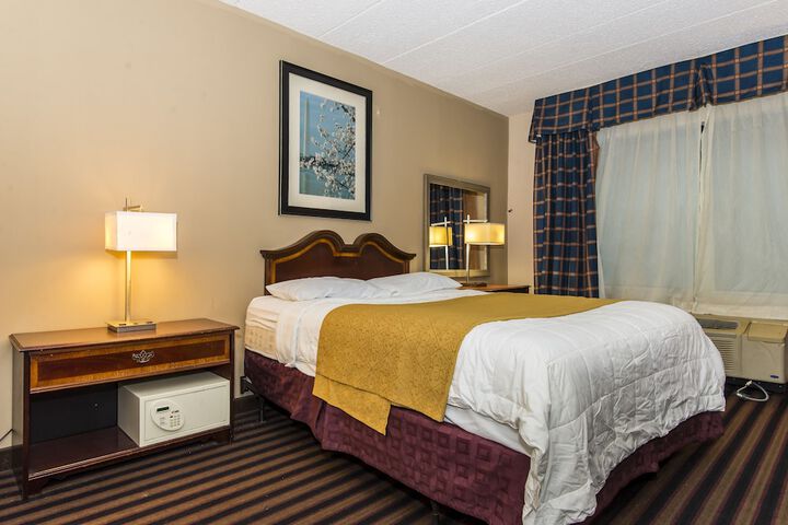2 Queen Beds (13 of 14)