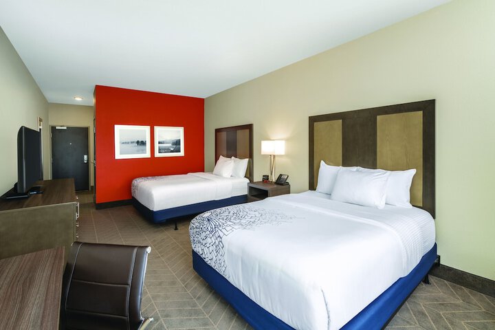 2 Queen Beds Mobility Accessible (1 of 9)
