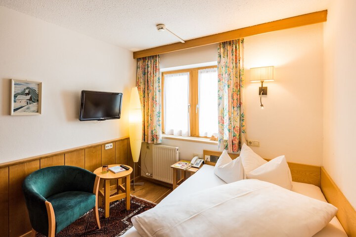 Room 9 of 90