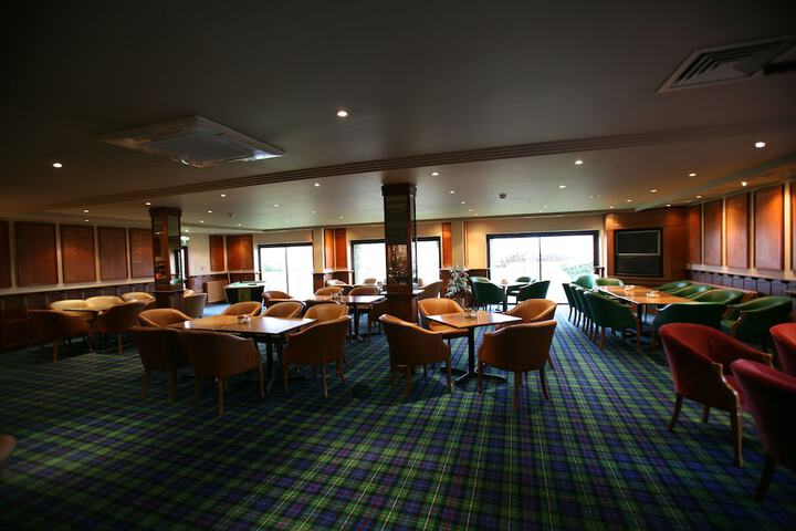 Lounge 72 of 84
