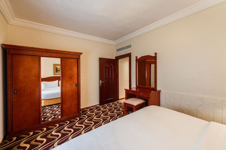 Room 7 of 16