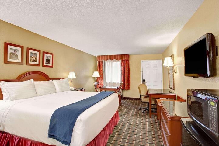1 King Bed (12 of 15)