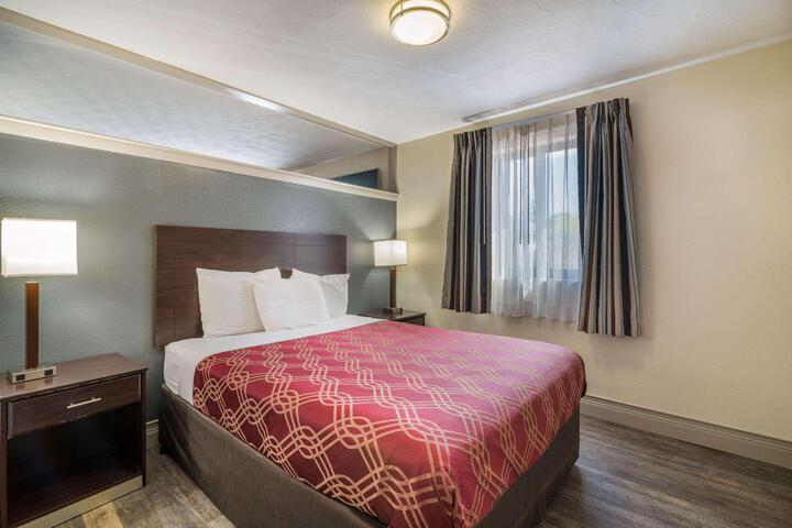 1 Queen Bed (16 of 46)