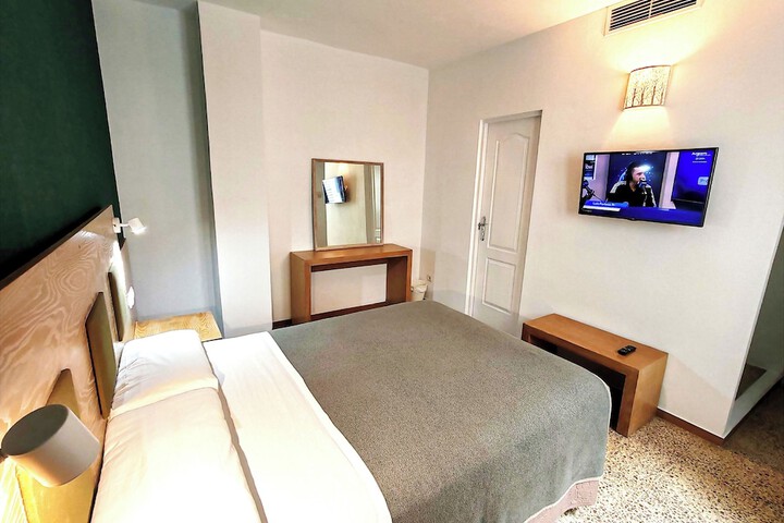 Room 10 of 11