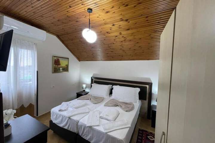 Room 13 of 36
