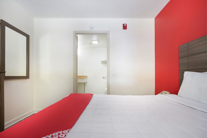 1 Queen Bed (6 of 19)