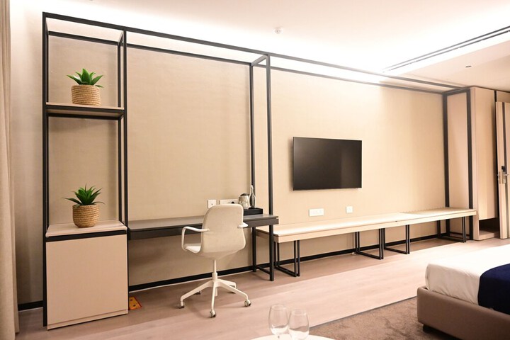 Room 4 of 17