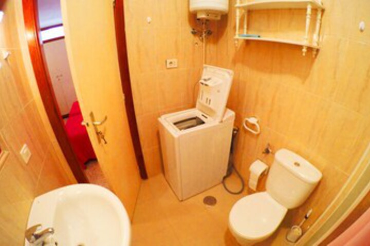 Room 4 of 16