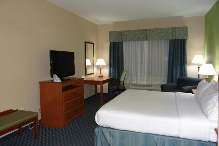 2 Queen Beds (12 of 14)
