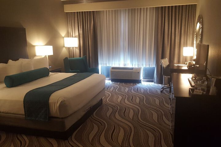 1 King Bed (3 of 4)